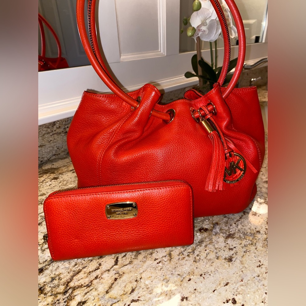 MICHAEL KORS DESIGNER HANDBAG WITH MATCHING WALLET